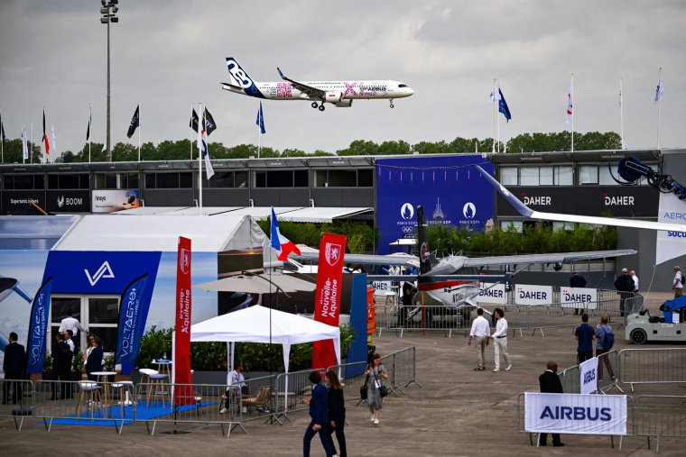 Un Airbus A321 XLR en plein attérissage lors du salon du Bourget, le 19 juin 2023. ( AFP / EMMANUEL DUNAND )