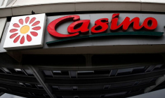 Le logo du supermarché Casino est photographié à Paris