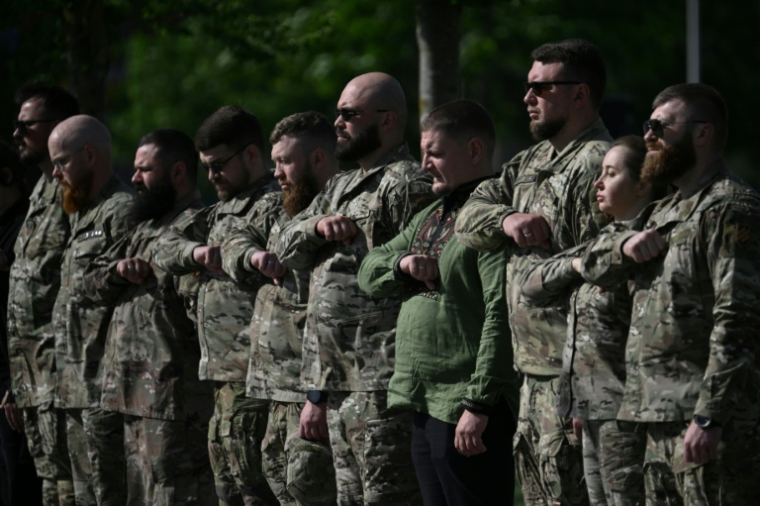 Des militaires ukrainiens assistent à la cérémonie de réinhumation du leader nationaliste controversé Andriï Melnyk, décédé en 1964 au cimetière national militaire commémoratif près de Kiev, le 25 mai 2026 ( AFP / Genya SAVILOV )