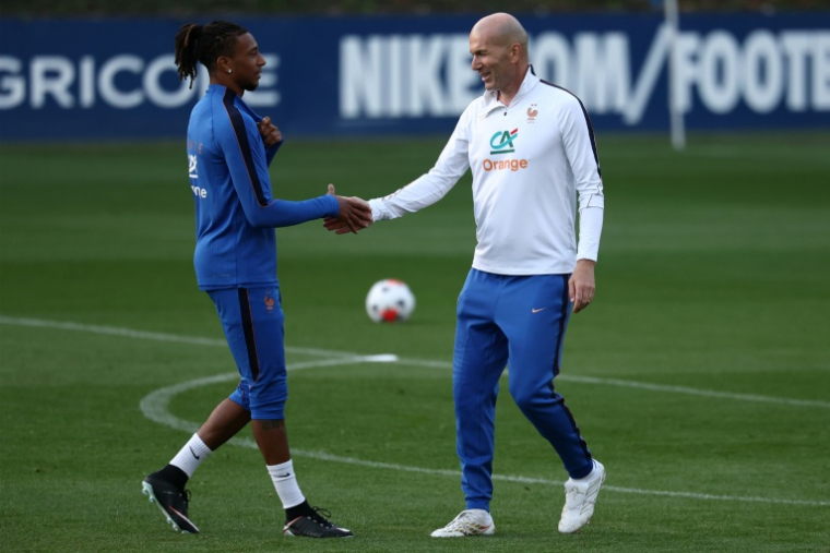 Le sélectionneur Zinédine Zidane avec Michael Olise pour sa première séance d'entraînement à la tête des Bleus à Clairefontaine, le 21 septembre 2026 dans les Yvelines ( AFP / FRANCK FIFE )