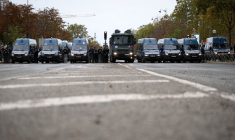 Des fourgons de gendarmerie et de police sont stationnés porte de Vincennes à Paris le 24 octobre 2026  ( AFP / Sameer AL-DOUMY )
