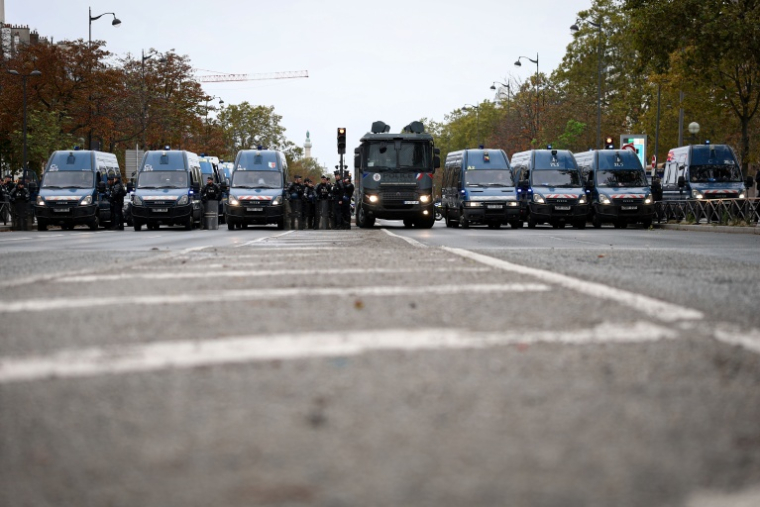 Des fourgons de gendarmerie et de police sont stationnés porte de Vincennes à Paris le 24 octobre 2026  ( AFP / Sameer AL-DOUMY )