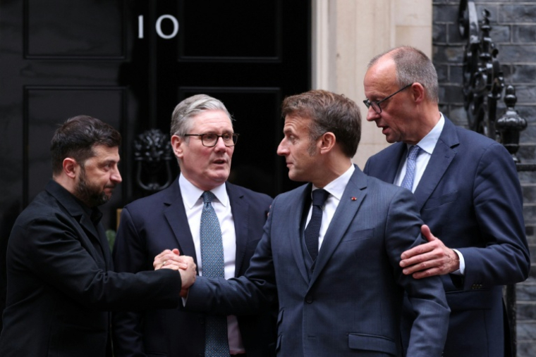 (De gauche à droite) Le président ukrainien Volodymyr Zelensky, le Premier ministre britannique Keir Starmer, le président français Emmanuel Macron et le chancelier allemand Friedrich Merz se rencontrent, le 8 décembre 2025 à Londres ( POOL / Adrian DENNIS )