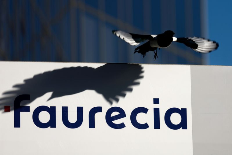 Logo de Faurecia près du siège de l'entreprise à Nanterre