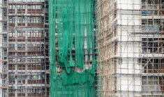 Des filets de protection en cours d'enlèvement sur un immeuble en chantier à Hong Kong, en Chine, le 4 décembre 2025 ( AFP / Philip FONG )