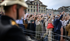 Des habitants d'Appenzell Rhodes-Intérieures, en Suisse, votent à main levée, le 26 avril 2026, conformément à une tradition datant du XVe siècle ( AFP / Fabrice COFFRINI )