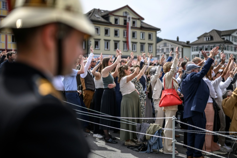 Des habitants d'Appenzell Rhodes-Intérieures, en Suisse, votent à main levée, le 26 avril 2026, conformément à une tradition datant du XVe siècle ( AFP / Fabrice COFFRINI )