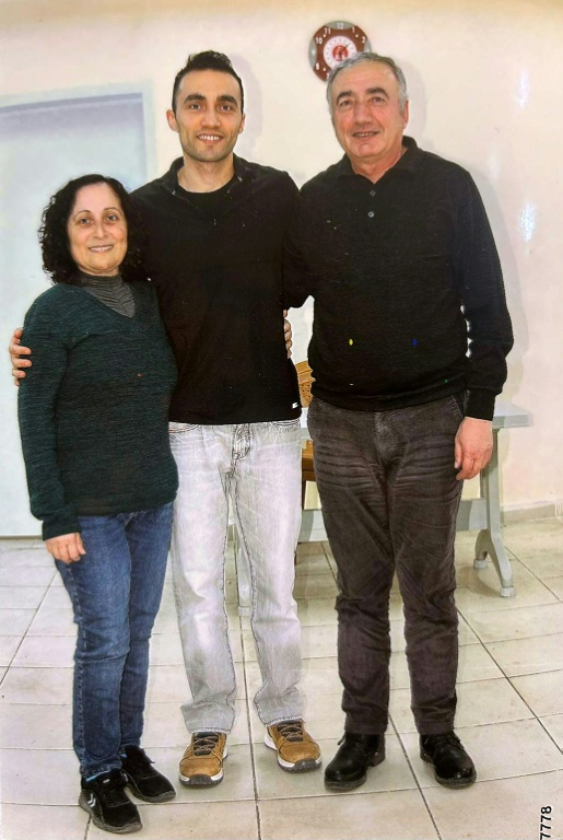 Photo non datée et non située, tirée de l'album de la famille Kalin, montrant Kerban Kalin (g), Ali Kalin (d) et leur fils, l'élève-officier Alper Kalin, qui purge une peine de prison à vie après le coup d'État en Turquie en juillet 2016 ( FAMILY HANDOUT / - )
