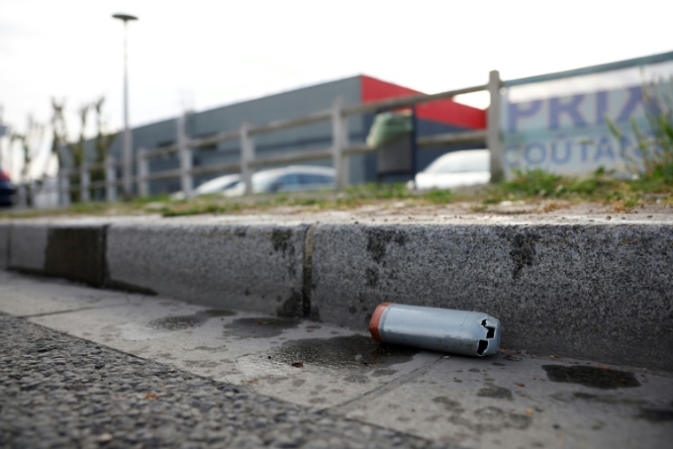 Une douille à l'endroit où un jeune majeur a été blessé par balle lors d'une intervention policière, à Drancy, en Seine-Saint-Denis le 3 mai 2025 ( AFP / Ian LANGSDON )