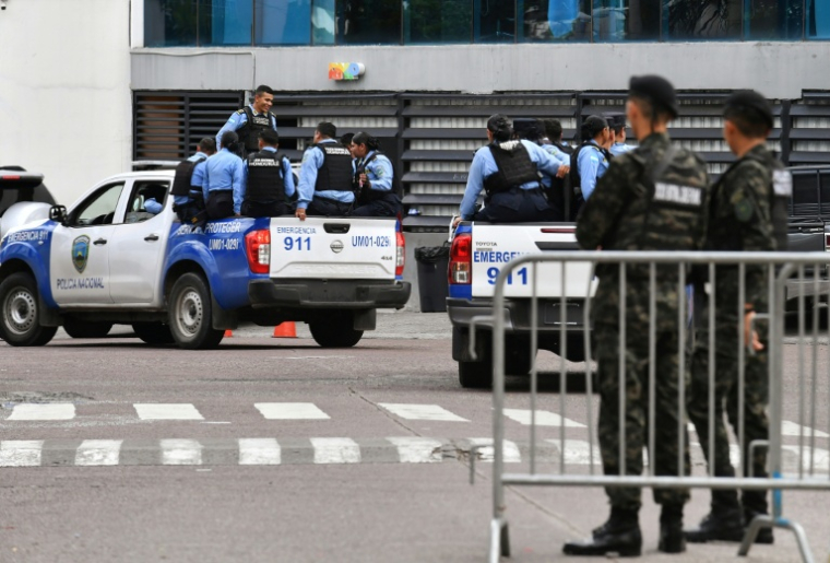 Des policiers patrouillent aux abords du Conseil électoral national (CNE) à Tegucigalpa, le 5 décembre 2025 au Honduras ( AFP / Orlando SIERRA )