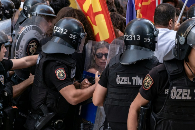 Des manifestants réunis à Izmir, dans le sud de la Turquie, pour protester contre un coup de filet anti LGBT la veille, sont dispersés par la police, le 14 septembre 2026 ( AFP / Murat Kocabas )