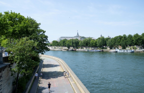 Les quais de la Seine pendant un après-midi chaud, à Paris, de 13 juin 2025 ( AFP / Emma DA SILVA )