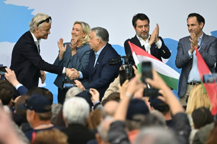 De gauche à droite: les leaders d'extrême droite européens Geert Wilders, Marine Le Pen, Viktor Orban, Matteo Salvini et Tom Van Grieken, le 23 mars 2026 à Budapest ( AFP / Attila KISBENEDEK )