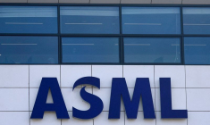 Les travailleurs d'ASML organisent un débrayage pour protester contre les plans de réduction des effectifs de l'entreprise, à Veldhoven