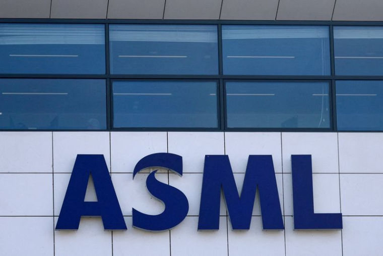 Les travailleurs d'ASML organisent un débrayage pour protester contre les plans de réduction des effectifs de l'entreprise, à Veldhoven