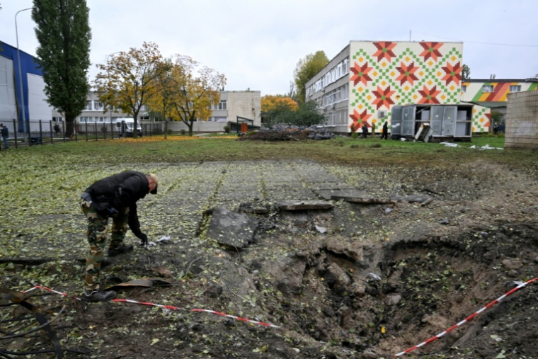 Cratère laissé par une frappe russe près d'une école à Kiev, le 19 octobre 2026 ( AFP / Sergei SUPINSKY )