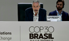 Le président de la COP30 Andre Correa do Lago lors de la session plénière à Belém au BGrésil le 21 novembre 2025 ( AFP / Pablo PORCIUNCULA )