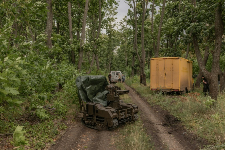 Un drone de combat évolue dans une forêt lors d'un essai précédant une opération d'assaut, le 21 juillet 2026, dans un lieu non divulgué en Ukraine. ( AFP / Roman PILIPEY )