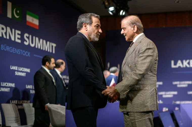 Le ministre iranien des Affaires étrangères Abbas Araghchi (à gauche) salue le Premier ministre pakistanais Shehbaz Sharif avant le début des négociations irano-américaines à Bürgenstock, en Suisse, le 21 juin 2026 ( POOL / Fabrice Coffrini )