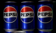 Des canettes de Pepsi sont exposées à l'usine PepsiCo Walkers à Leicester
