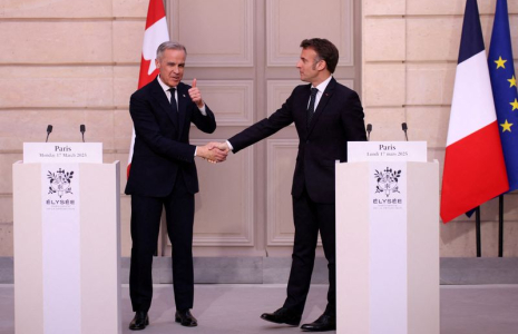 Le président français Emmanuel Macron et le Premier ministre canadien Mark Carney se serrent la main après une déclaration conjointe, au Palais de l'Élysée