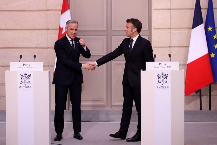 Le président français Emmanuel Macron et le Premier ministre canadien Mark Carney se serrent la main après une déclaration conjointe, au Palais de l'Élysée