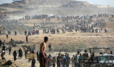 Distribution d'aide humanitaire à Nousseirat, dans le centre de la bande de Gaza, le 26 septembre 2025 ( AFP / Eyad BABA )