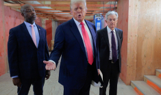 Le président américain Donald Trump s’exprime aux côtés du sénateur républicain Tim Scott (à gauche) et du président de la Réserve fédérale Jerome Powell, lors d’une visite du chantier de rénovation du siège de la Fed, estimé à 2,5 milliards de dollars, le 24 juillet 2025 à Washington. L’administration Trump a critiqué le coût des travaux ainsi que la gestion de Jerome Powell. (crédit : Chip Somodevilla/Getty Images/AFP)