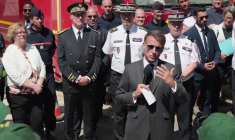 Macron prévient qu'il n'y aura "aucune tolérance" pour les responsables des incendies