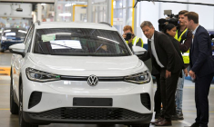 Le ministre allemand de l'Économie, Robert Habeck, pose à côté d'une voiture Volkswagen lors de sa visite à l'usine Volkswagen à Emden