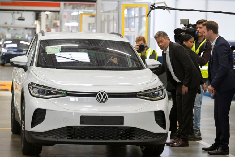 Le ministre allemand de l'Économie, Robert Habeck, pose à côté d'une voiture Volkswagen lors de sa visite à l'usine Volkswagen à Emden