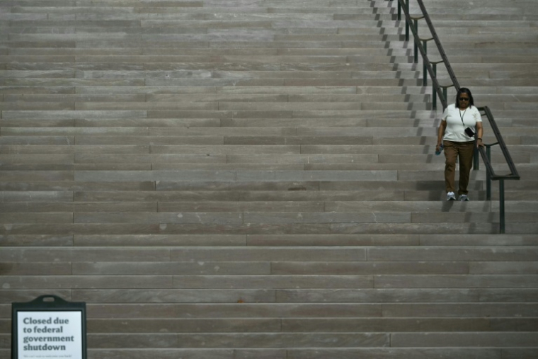 Une personne devant la National Gallery of Art à Washington, en pleine paralysie budgétaire de l'Etat fédéral américain, le 7 octobre 2025 ( AFP / ANDREW CABALLERO-REYNOLDS )