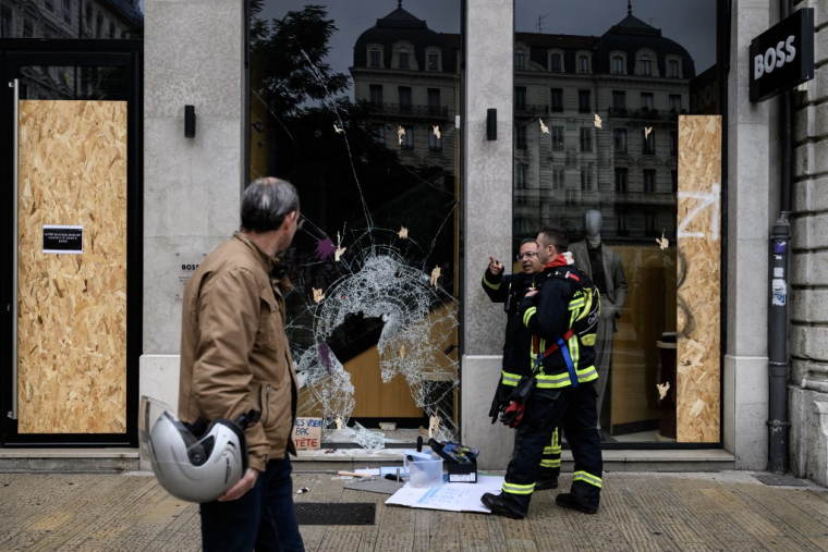 Un commerce endommagé à Lyon (illustration) ( AFP / JEFF PACHOUD )