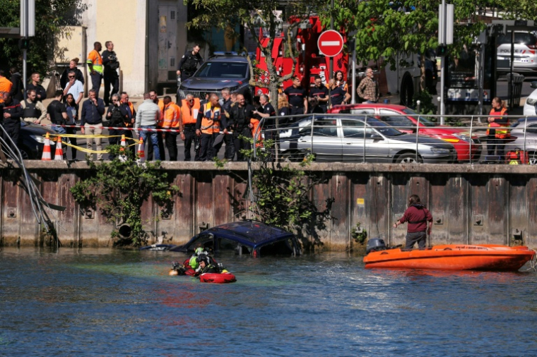 Les équipes de secours sur le site où un bus transportant des passagers et une voiture sont tombés dans la Seine à Juvisy-sur-Orge, le 30 avril 2026 dans l'Essonne ( AFP / Thomas SAMSON )