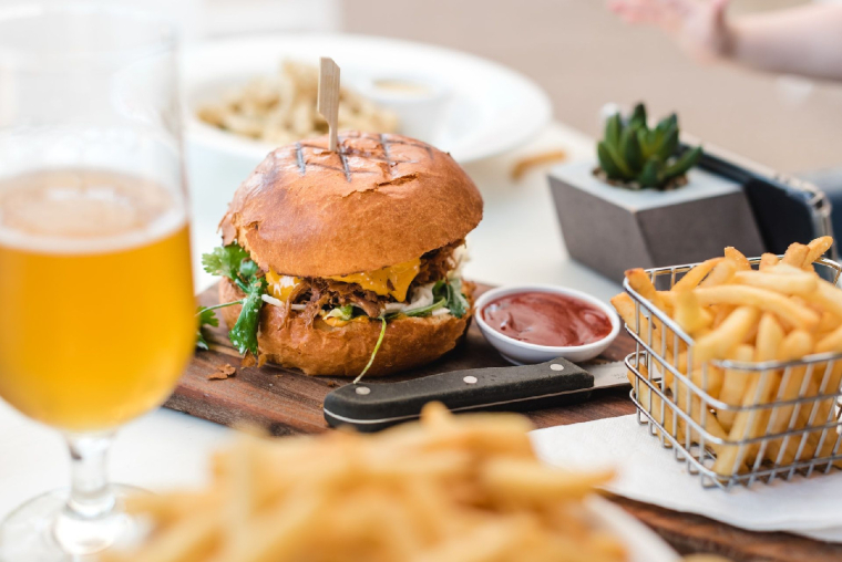 Longtemps relayé au rang de «malbouffe», le burger a su se faire une place sur les cartes des restaurants français (Crédits photo : Unsplash - Melissa Walker Horn )