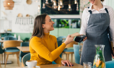 (Crédits photo : Adobe Stock - Cliente réglant sa note de restaurant via paiement mobile