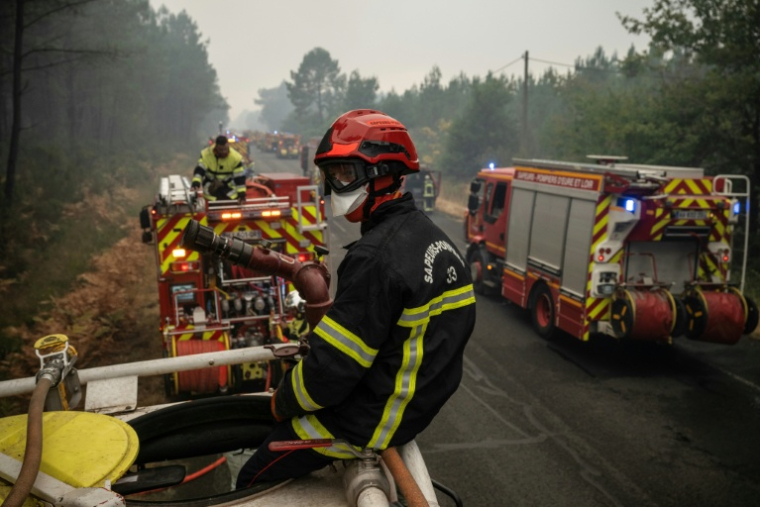 Une colonne de pompiers près de Lacanau, en Gironde, le 25 juillet 2026  ( AFP / JULIEN DE ROSA )