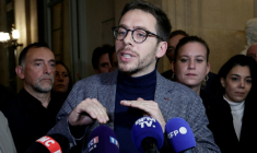 Le député LFI Hadrien Clouet devant la presse à l'Assemblée nationale à Paris le 8 novembre 2025 ( AFP / STEPHANE DE SAKUTIN )