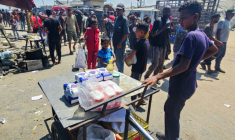 Des Palestiniens regardent des denrées alimentaires sur un étal dans la zone de Mawassi, à Rafah, dans le sud de la bande de Gaza, le 20 juillet 2025 ( AFP / - )