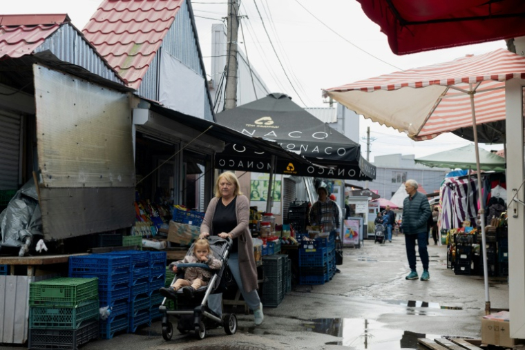 Des personnes font leurs courses au marché de Boryspil, dans la région de Kiev, en Ukraine, le 22 septembre 2026. ( AFP / Tetiana DZHAFAROVA )