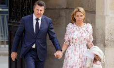 Le maire de Nice Christian Estrosi et son épouse Laura Tenoudji, le 7 mai 2022 à l'Elysée, à Paris ( AFP / Ludovic MARIN )