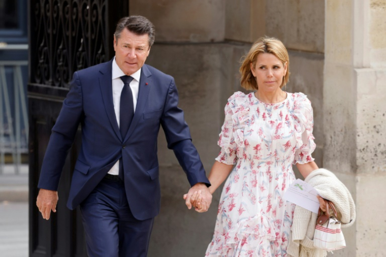 Le maire de Nice Christian Estrosi et son épouse Laura Tenoudji, le 7 mai 2022 à l'Elysée, à Paris ( AFP / Ludovic MARIN )