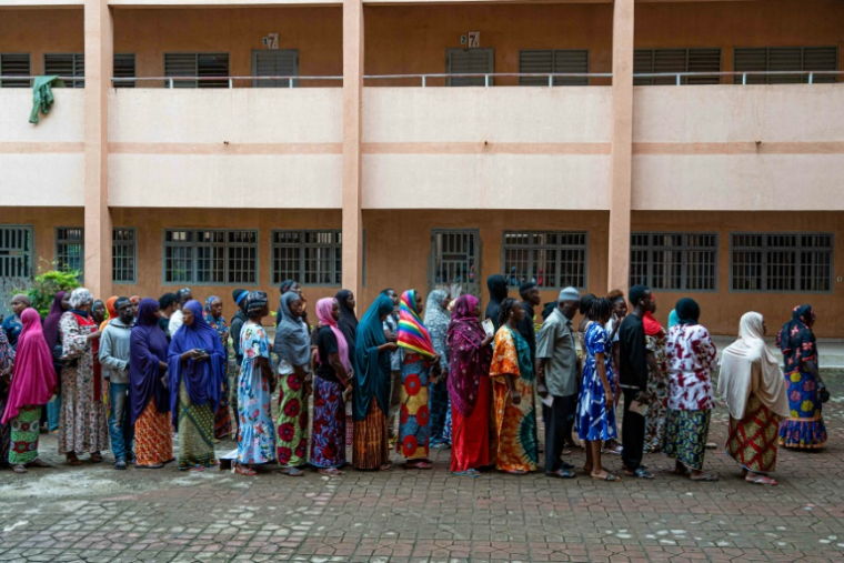 Des électeurs font la queue devant un bureau de vote, le 21 septembre 2025, à Conakry ( AFP / Sidiki Keita )