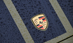 Le logo Porsche est affiché sur un véhicule au pavillon d'exposition de Porsche, le jour du salon automobile IAA à Munich