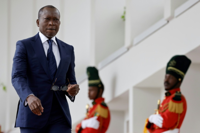 Le président du Bénin Patrice Talon, encadré par la garde d'honneur, attend l'arrivée de son homologue français Emmanuel Macron au palais présidentiel de Cotonou le 27 juillet 2022 ( AFP / Ludovic MARIN )