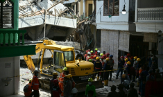 Deux jours après l'effondrement d'une école islamique à Sidoarjo en Indonésie, des secouristes tentent de retrouver des survivants le 1er octobre 2025. ( AFP / Juni KRISWANTO )