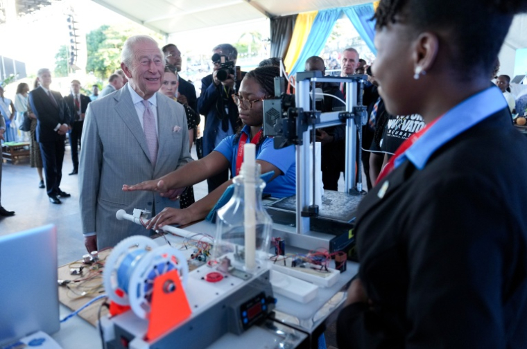 Charles III rencontre des jeunes à Nassau, aux Bahamas, le 27 octobre 2026 ( POOL / Ben Stansall )