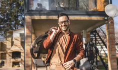 (Crédits photo : Adobe Stock - Jeune homme enthousiaste laissant sereinement sa résidence principale pour les vacances)