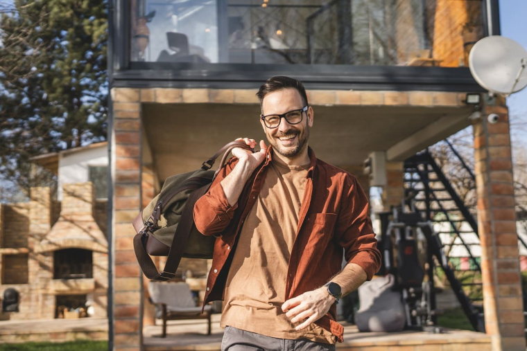 (Crédits photo : Adobe Stock - Jeune homme enthousiaste laissant sereinement sa résidence principale pour les vacances)