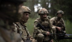 Des militaires ukrainiens dans la région de Dnipropetrovsk, en Ukraine, le 14 juin 2025. ( AFP / FLORENT VERGNES )